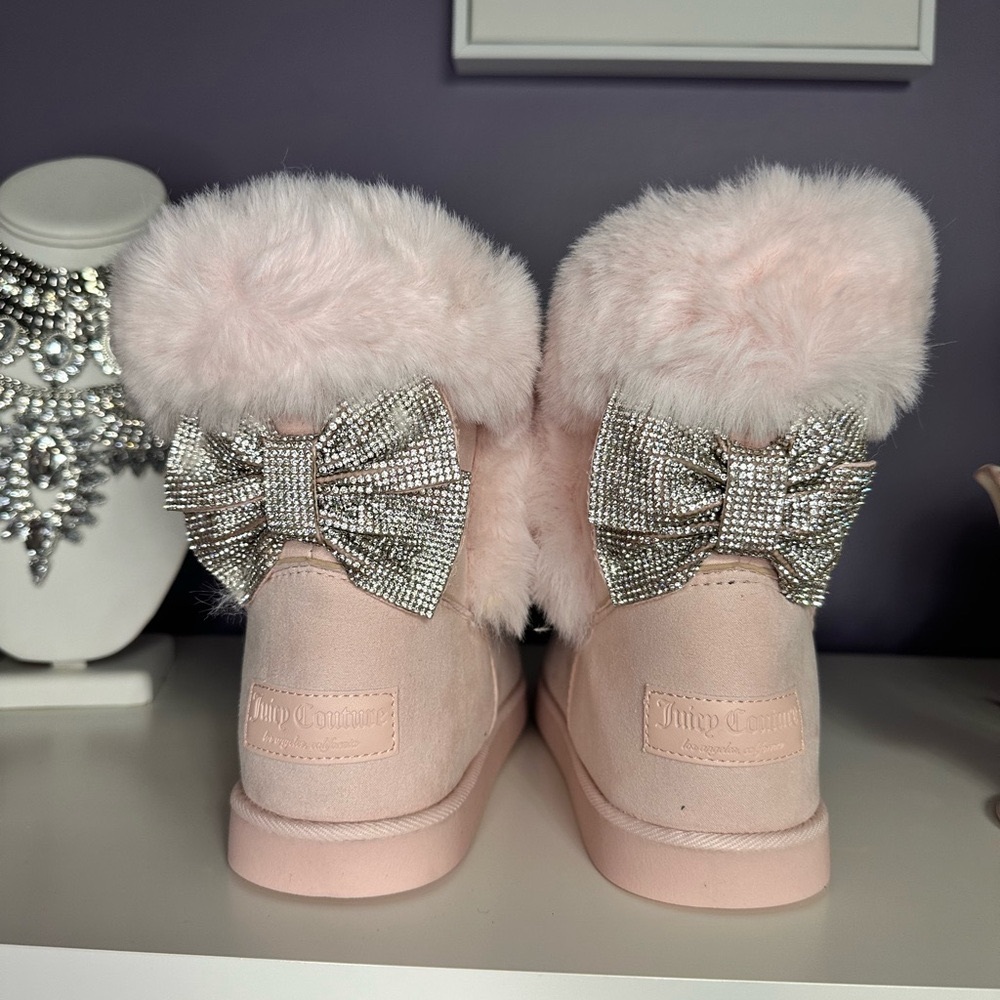 New in box Viral Pink Fur Bling Bow Juicy Couture Boots - Picture 6 of 7